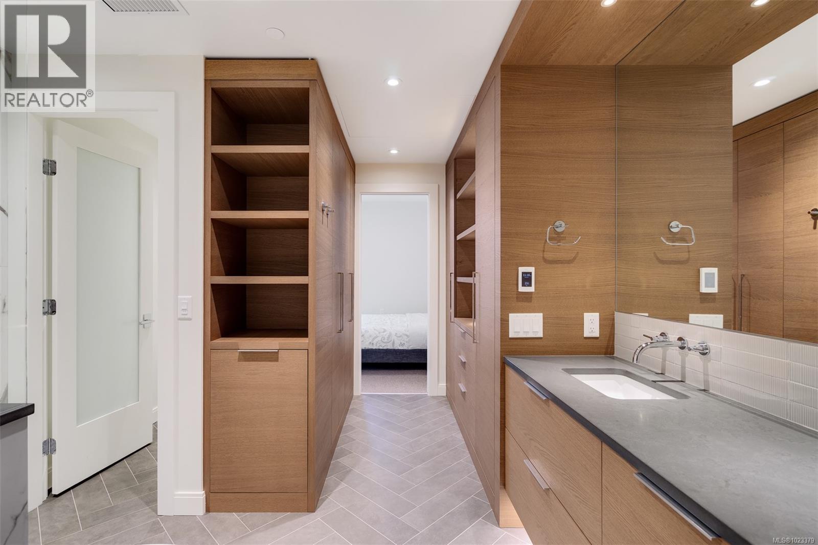 205 1916 Oak Bay Avenue, Victoria