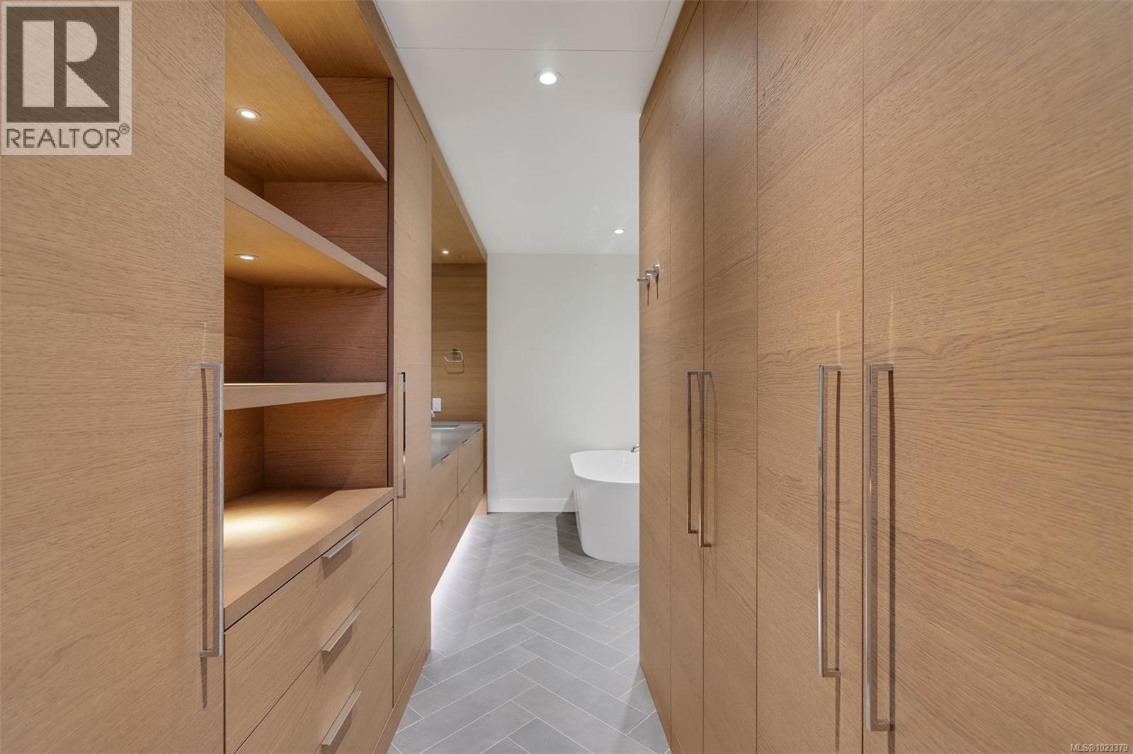 205 1916 Oak Bay Avenue, Victoria