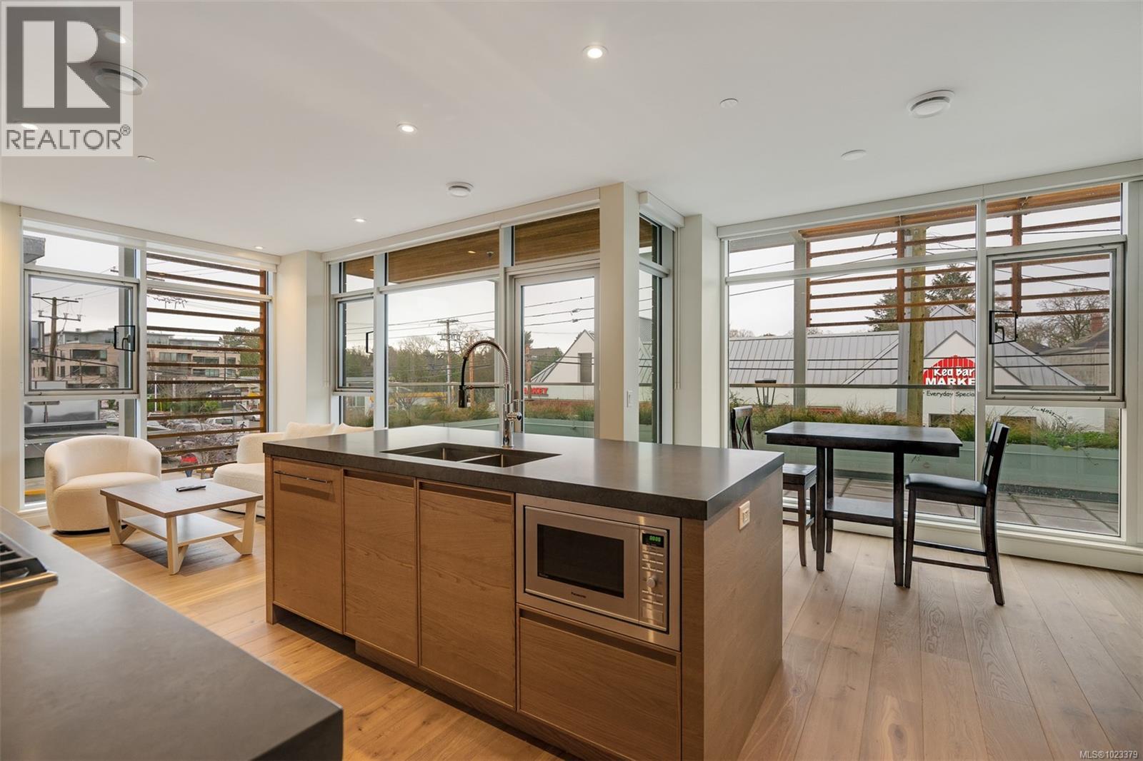 205 1916 Oak Bay Avenue, Victoria