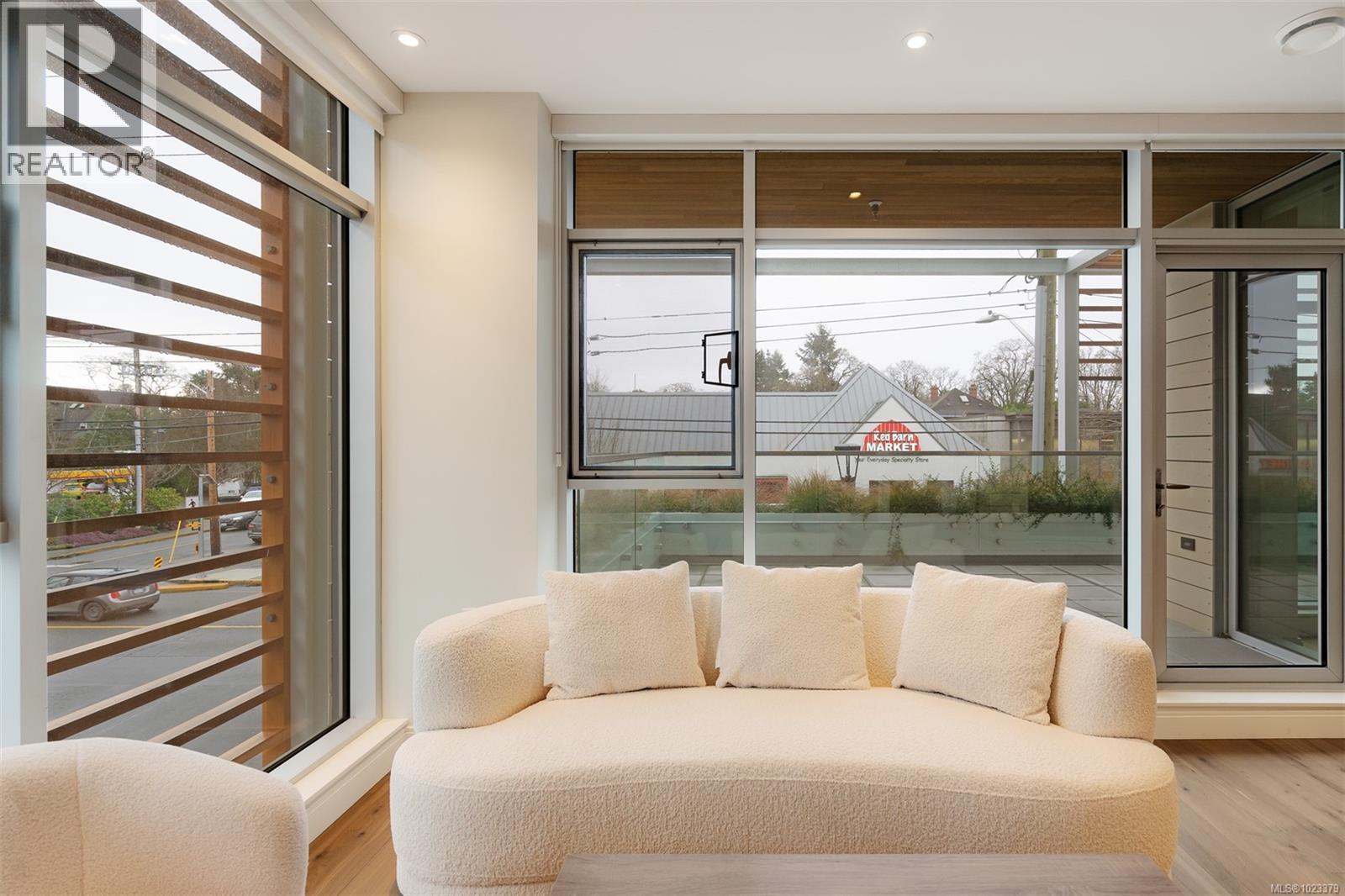 205 1916 Oak Bay Avenue, Victoria