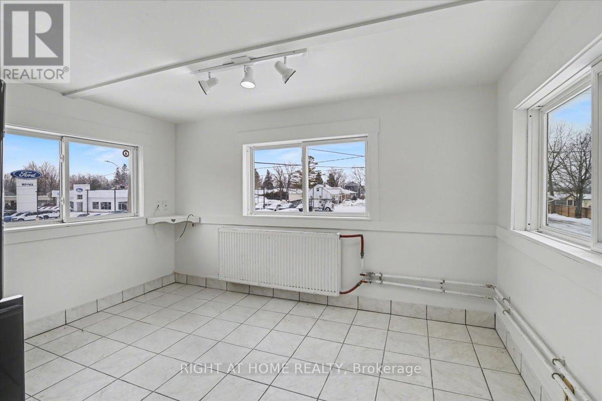 157 LINDSAY STREET S - 22