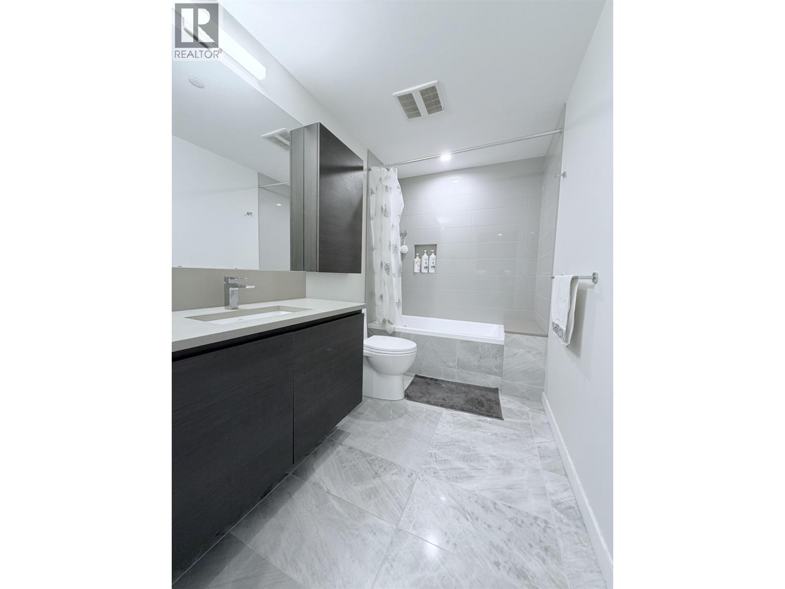 House in Burnaby - Image 11