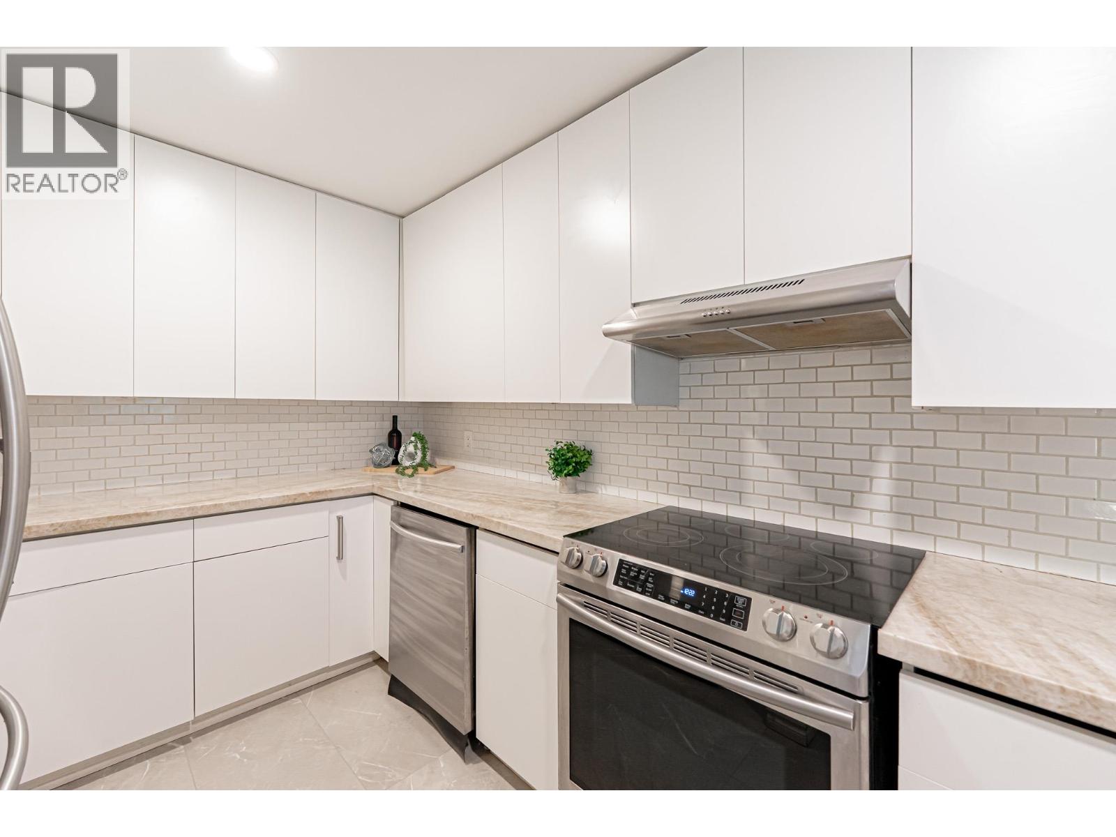 5 1786 ESQUIMALT AVENUE, West Vancouver