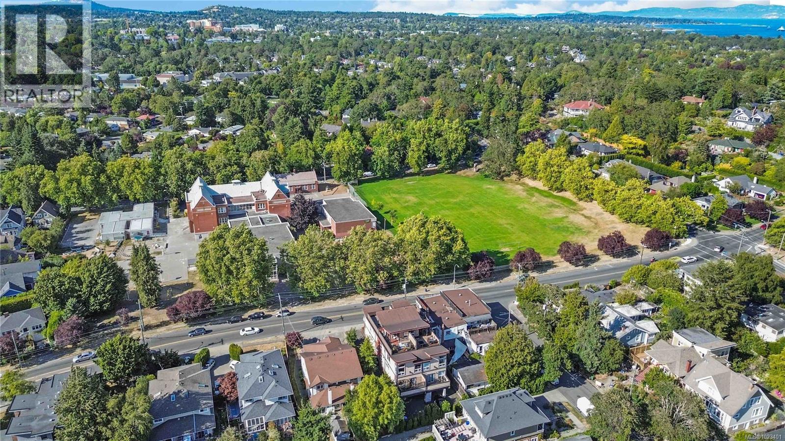 4 1827 Fairfield Road, Victoria