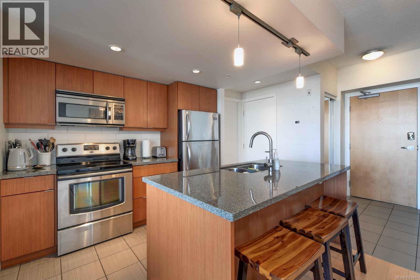 705 760 Johnson Street, Victoria