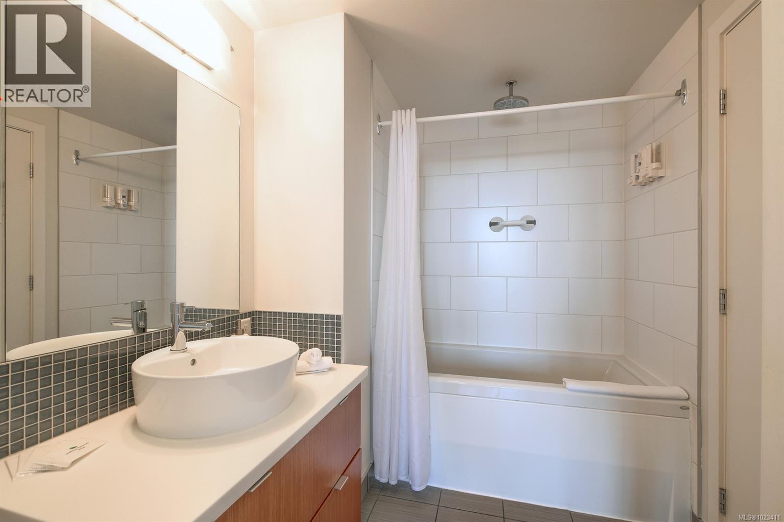 705 760 Johnson Street, Victoria