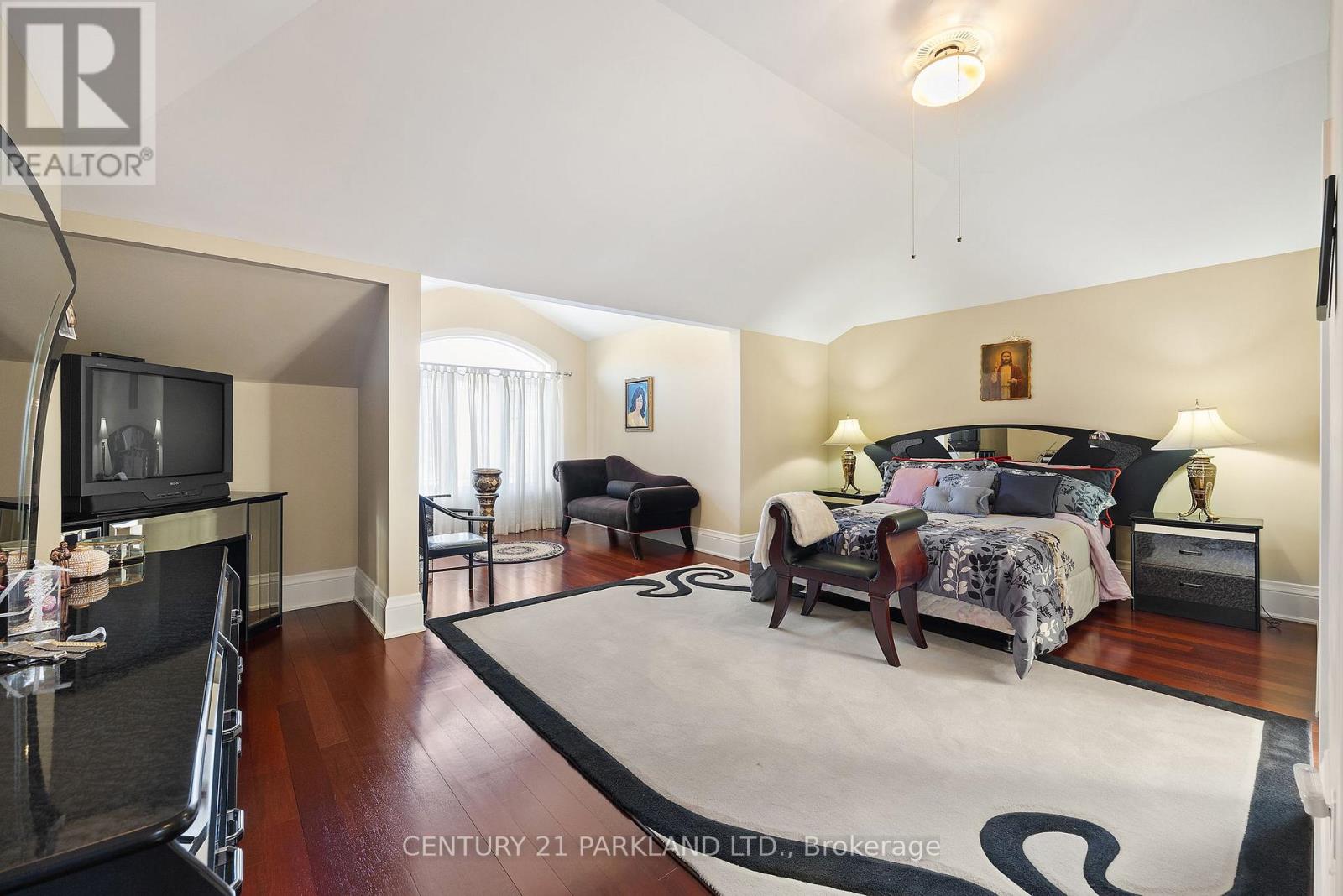 16 BOYLE DRIVE - 32