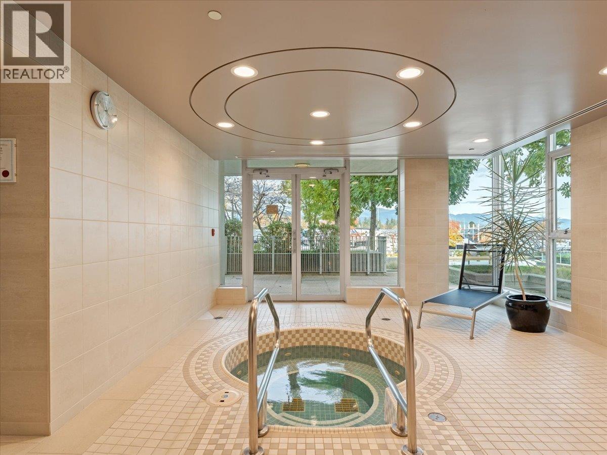 205 1717 BAYSHORE DRIVE, Vancouver