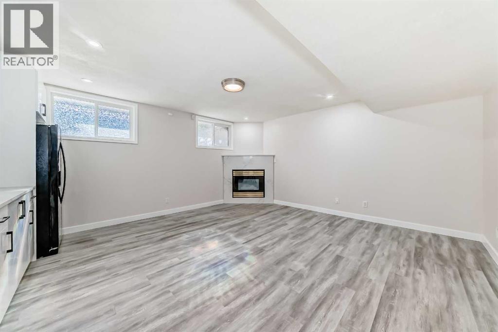 Single Family House for Sale in  Douglas Ridge Close SE Douglasdale/Glen Calgary 