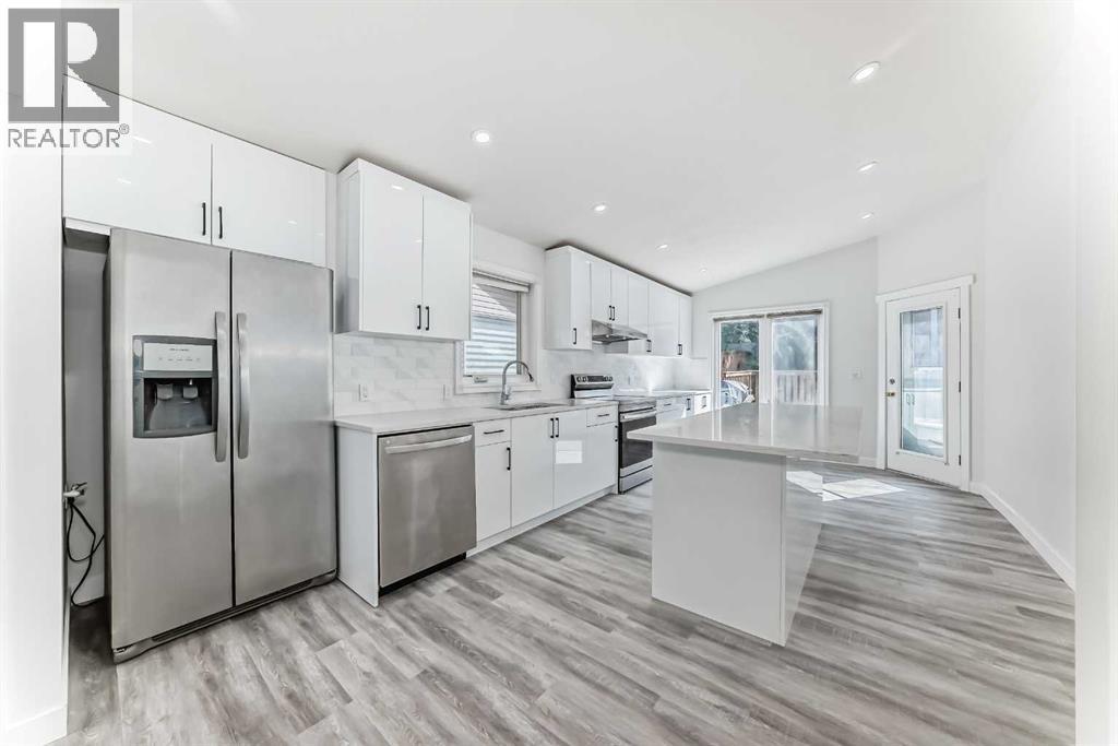 Single Family House for Sale in  Douglas Ridge Close SE Douglasdale/Glen Calgary 