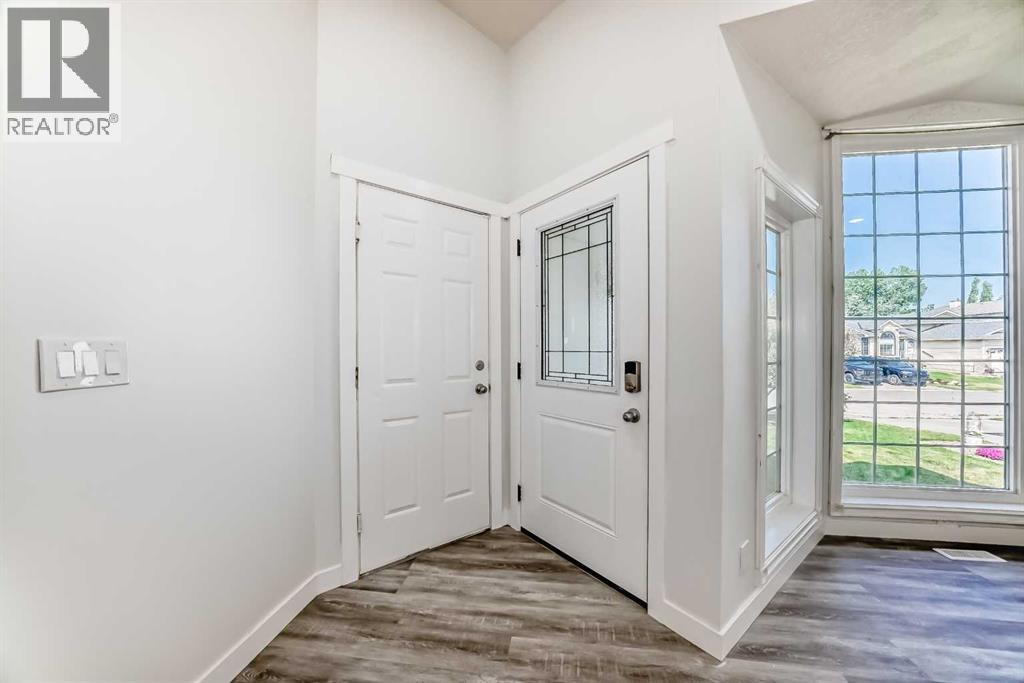 Single Family House for Sale in  Douglas Ridge Close SE Douglasdale/Glen Calgary 