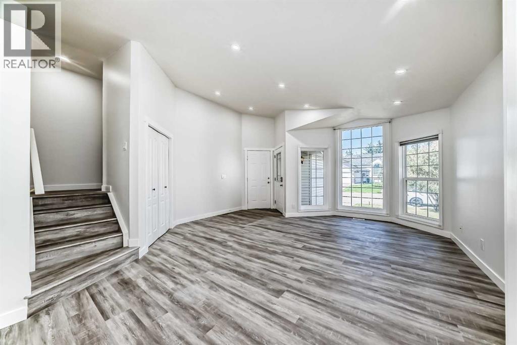 Single Family House for Sale in  Douglas Ridge Close SE Douglasdale/Glen Calgary 