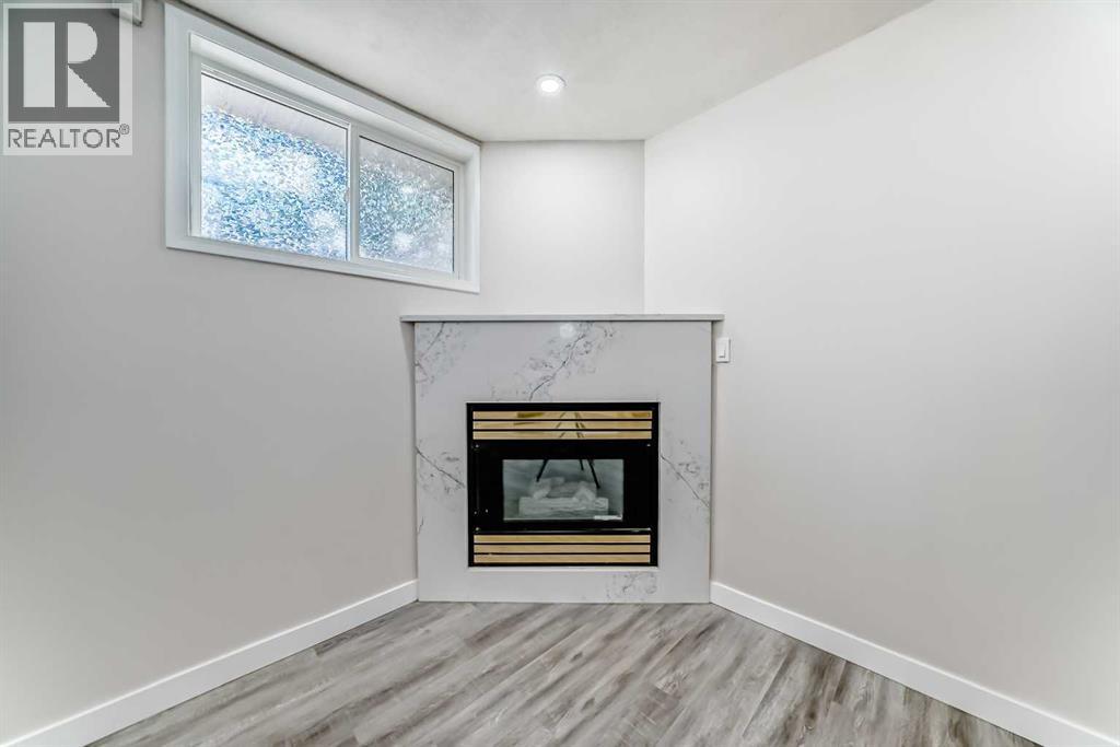 Single Family House for Sale in  Douglas Ridge Close SE Douglasdale/Glen Calgary 