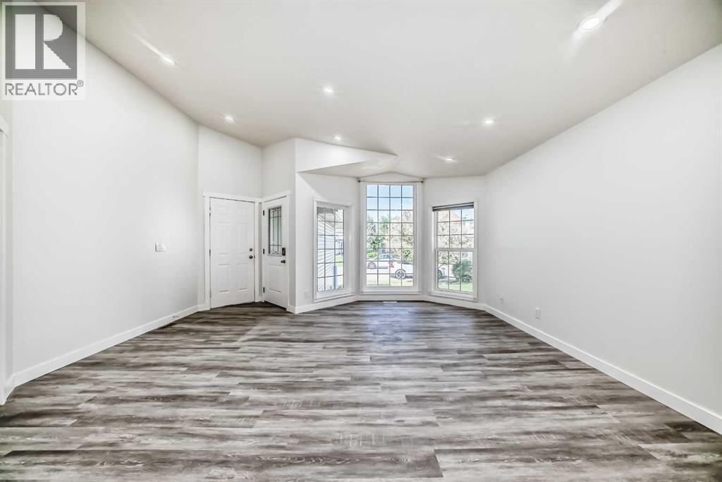 Single Family House for Sale in  Douglas Ridge Close SE Douglasdale/Glen Calgary 