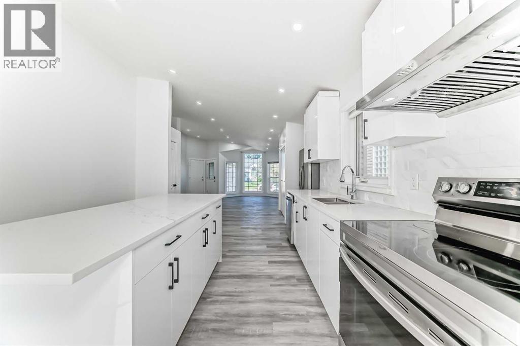 Single Family House for Sale in  Douglas Ridge Close SE Douglasdale/Glen Calgary 