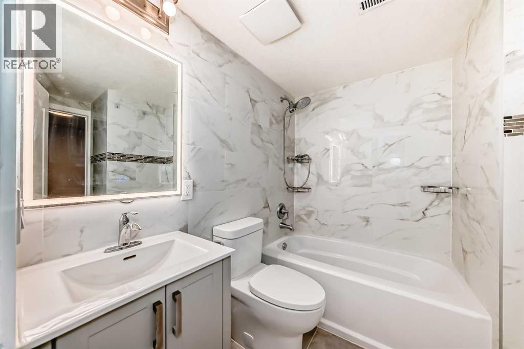 Single Family House for Sale in  Douglas Ridge Close SE Douglasdale/Glen Calgary 