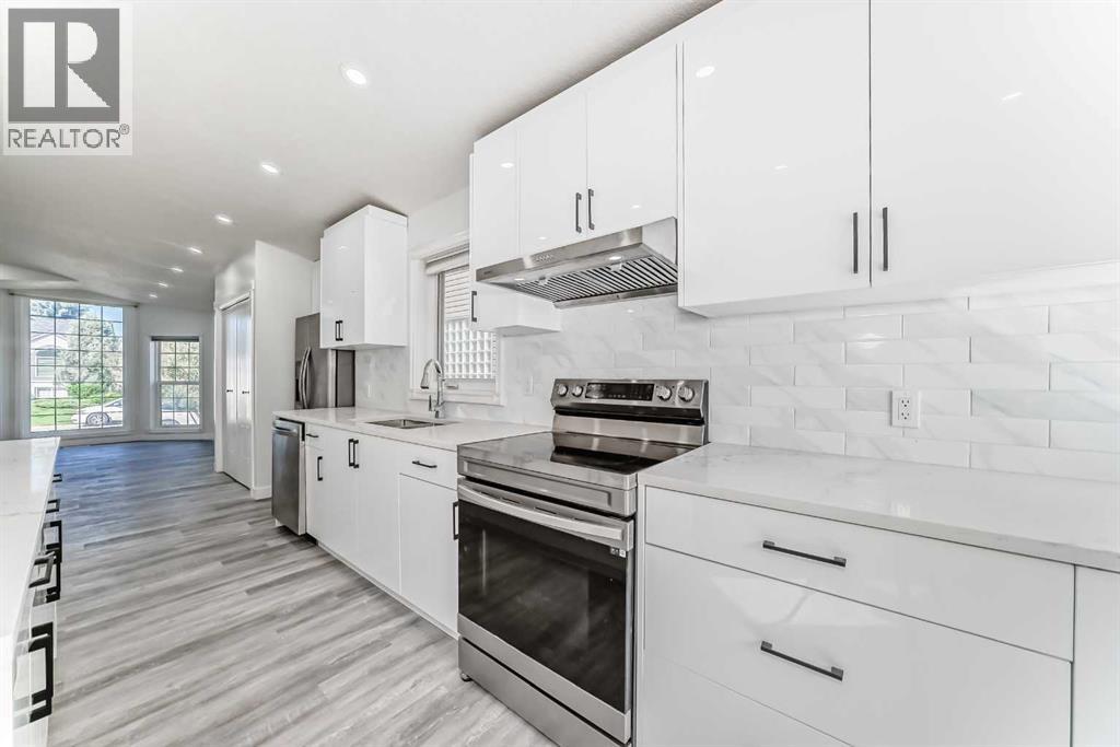 Single Family House for Sale in  Douglas Ridge Close SE Douglasdale/Glen Calgary 