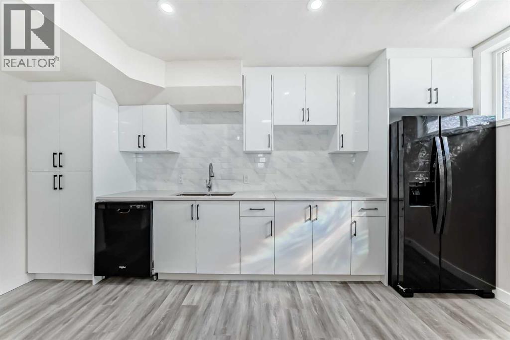 Single Family House for Sale in  Douglas Ridge Close SE Douglasdale/Glen Calgary 