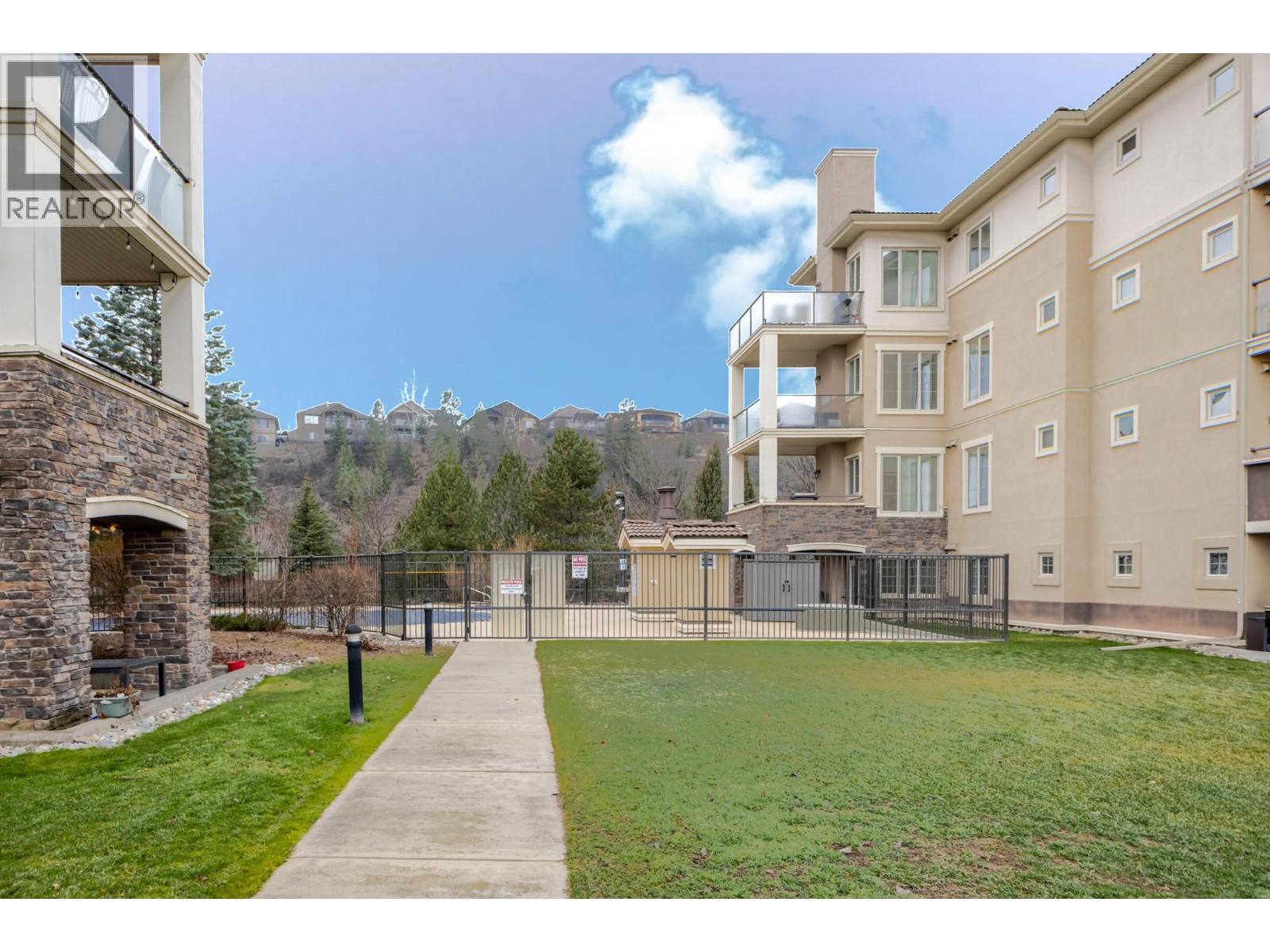 #1516 1875 Country Club Drive - 34