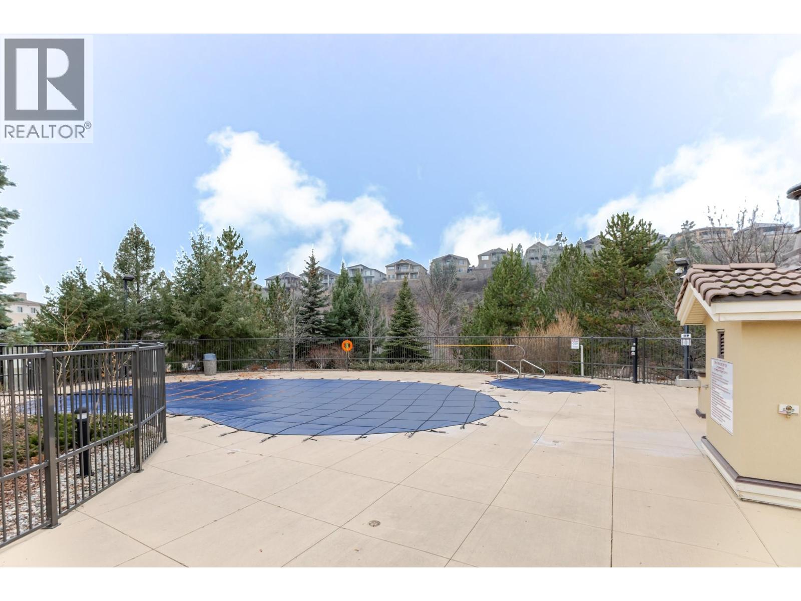 #1516 1875 Country Club Drive - 31