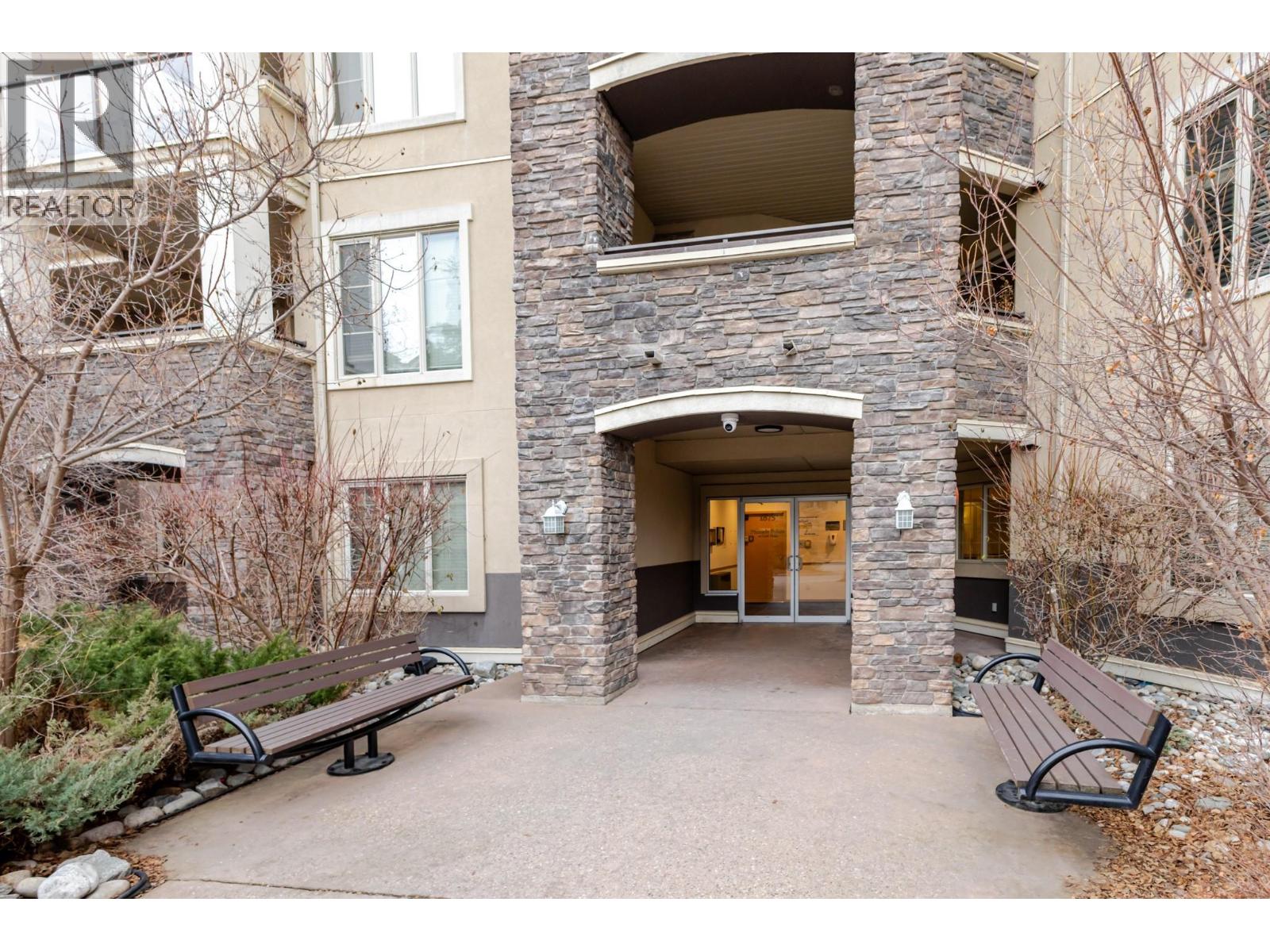 #1516 1875 Country Club Drive - 36