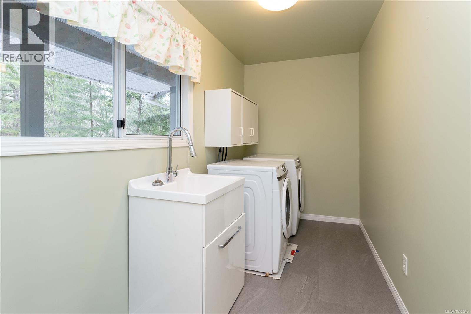 2270 Henlyn Dr, Sooke