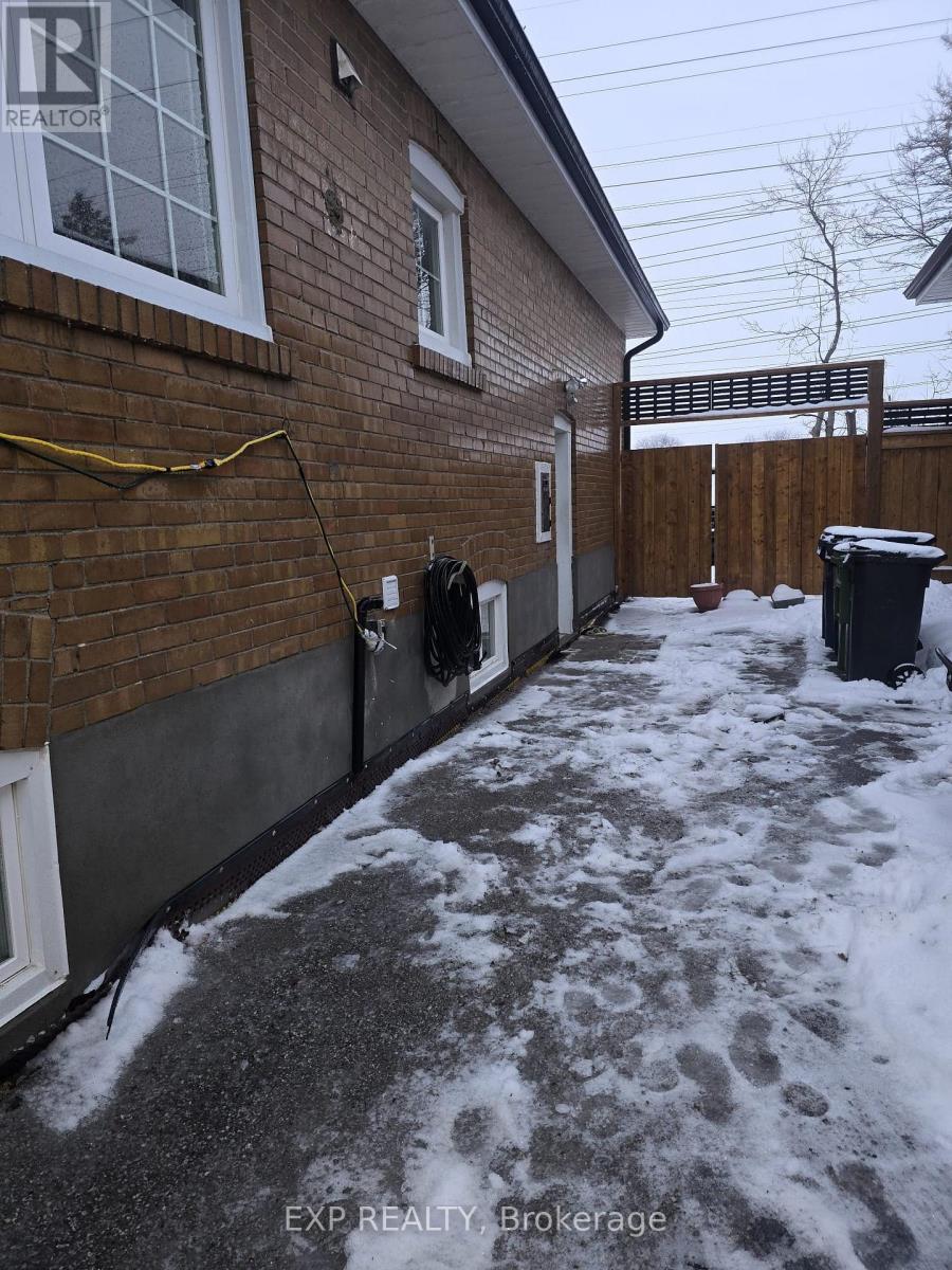 74 RANSTONE GARDEN - Photo 2 of 20, Toronto (Ionview), Ontario