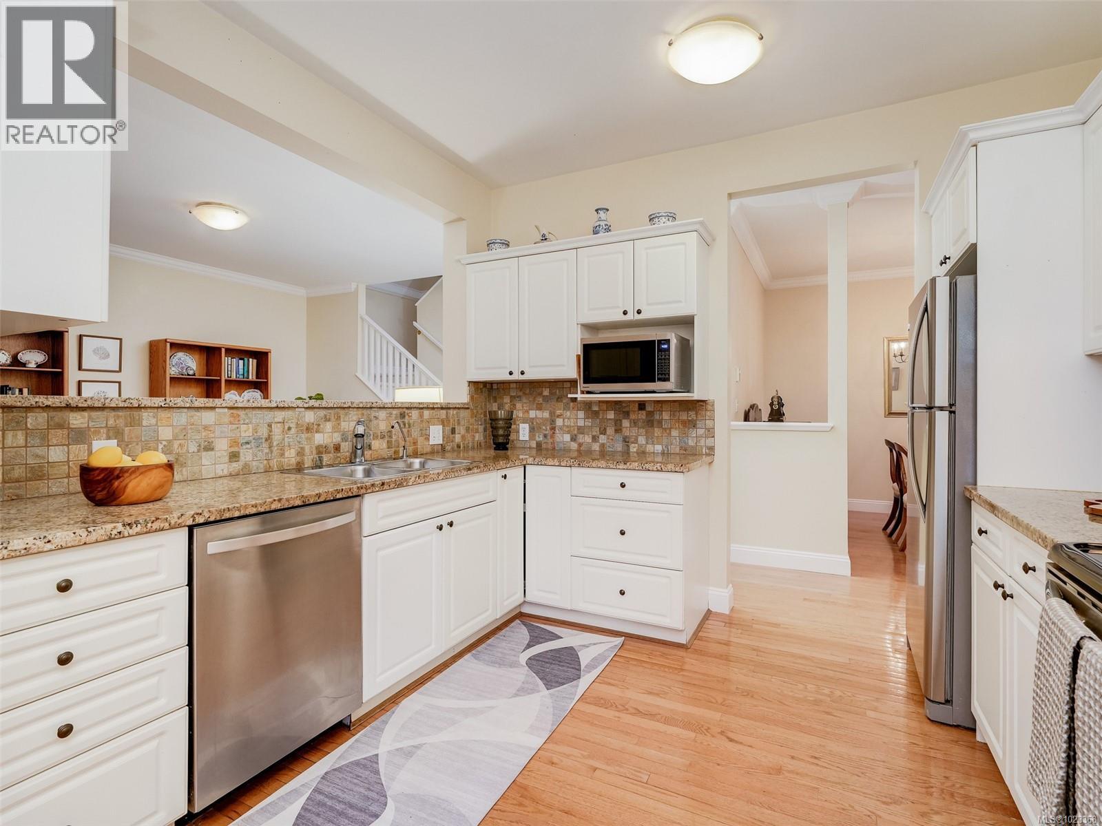 2 2573 Kilgary Place, Saanich