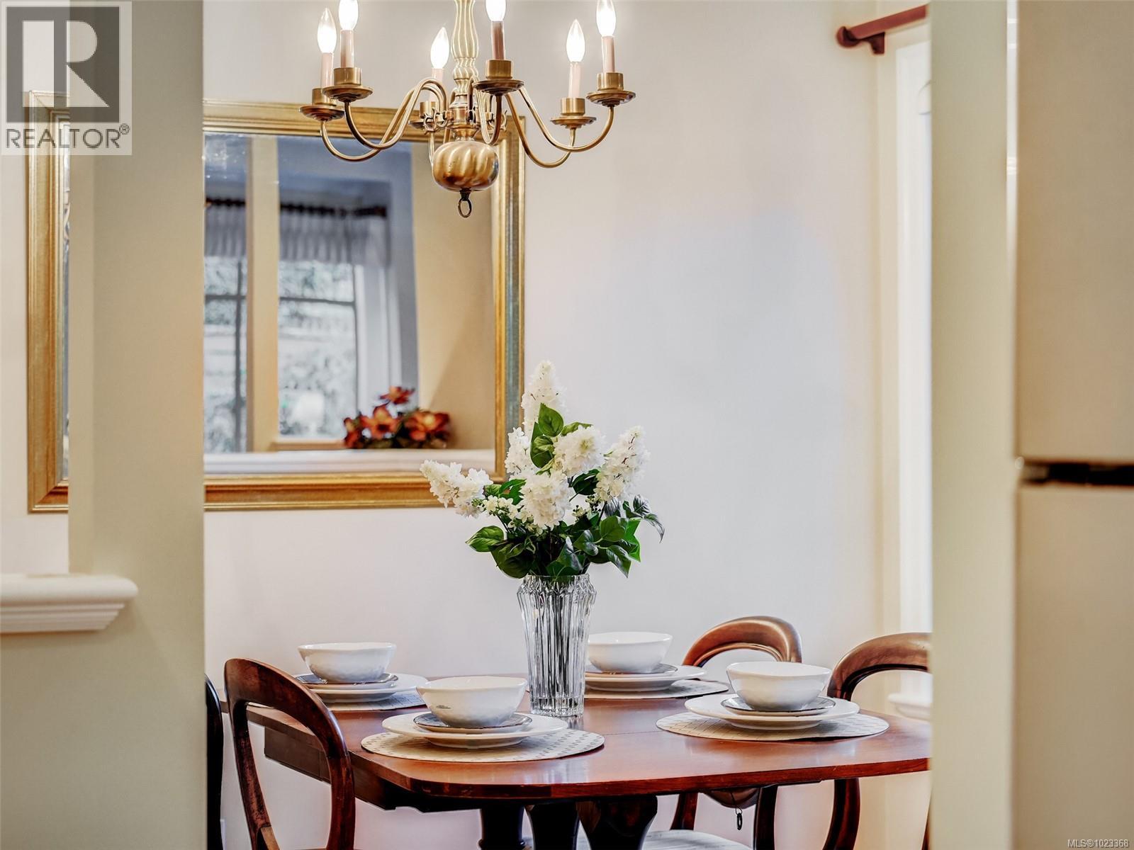 2 2573 Kilgary Place, Saanich