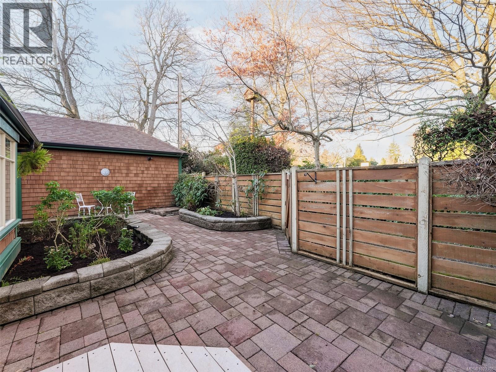 2 2573 Kilgary Place, Saanich