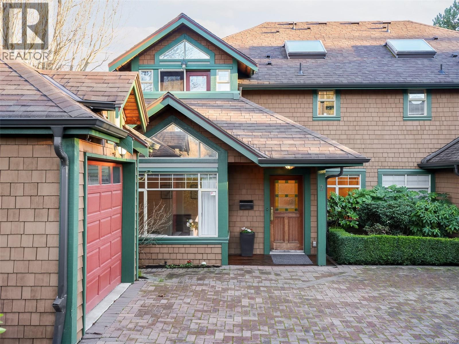 2 2573 Kilgary Place, Saanich