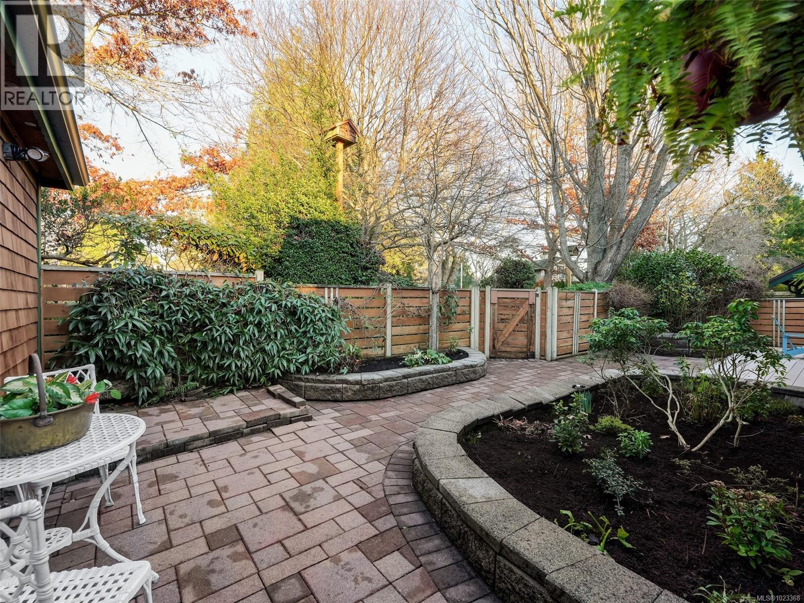 2 2573 Kilgary Place, Saanich