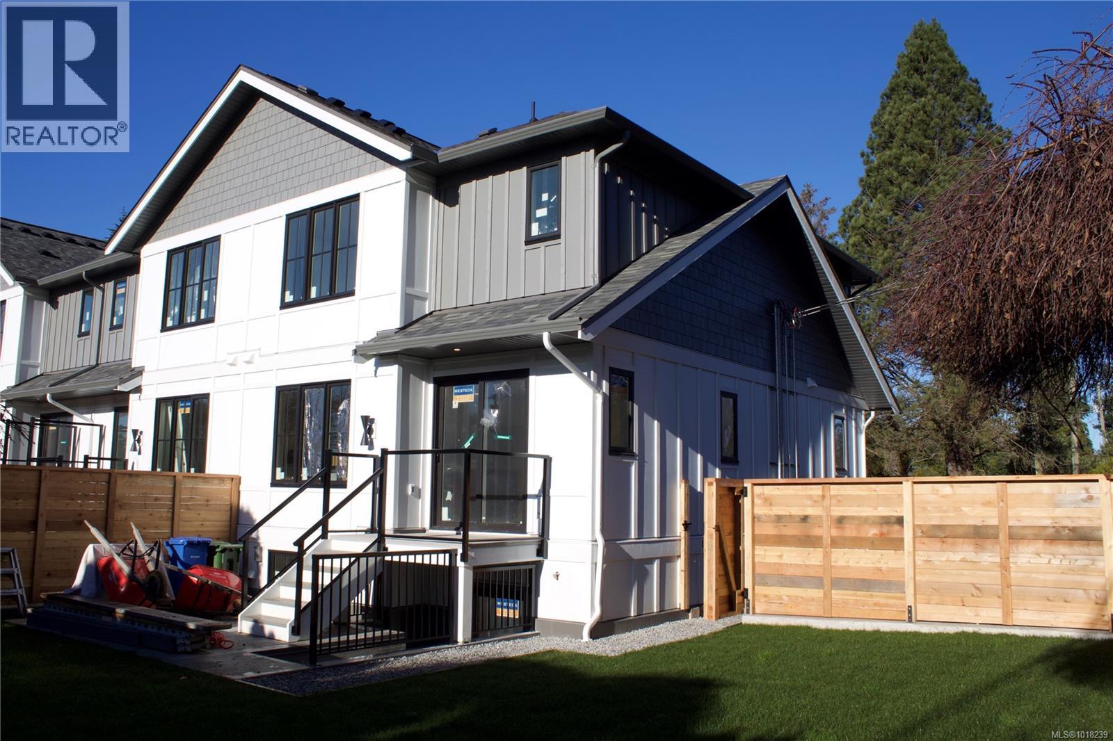 2 3513 Henderson Rd, Oak Bay