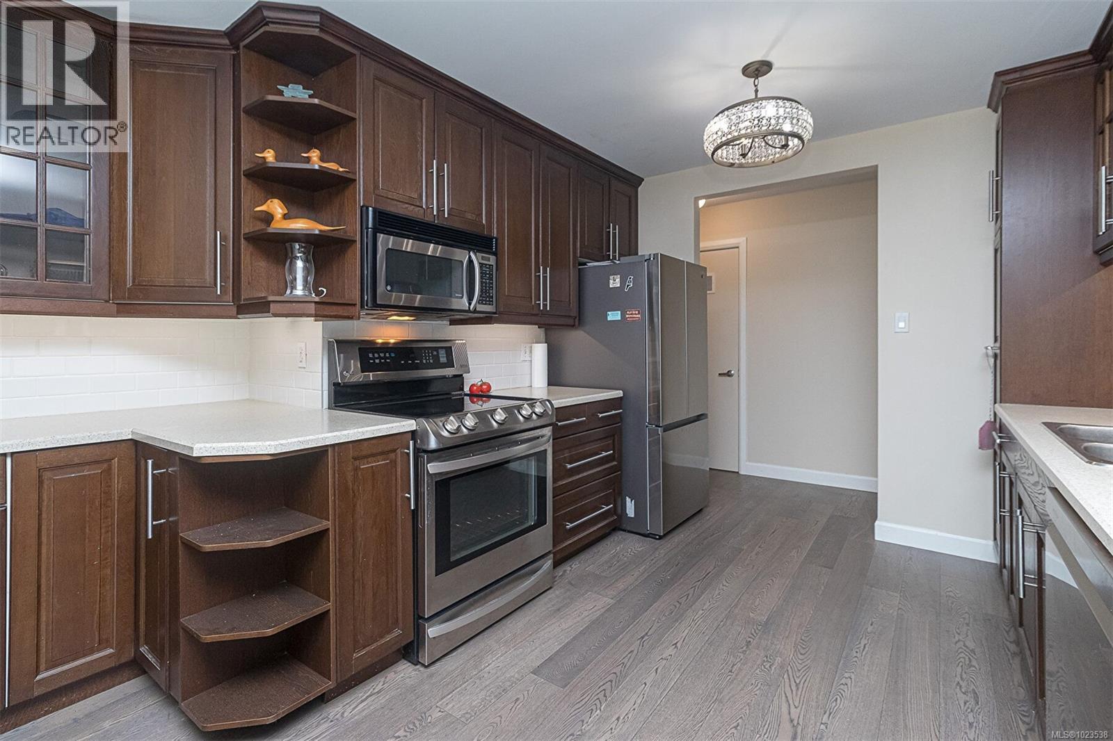 110 1680 Poplar Avenue, Saanich