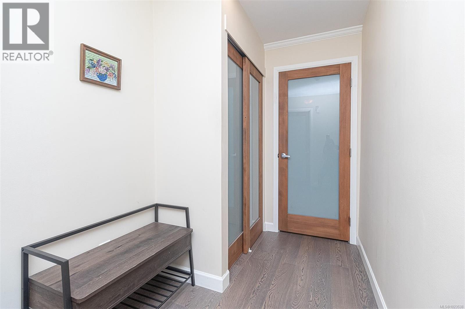 110 1680 Poplar Avenue, Saanich