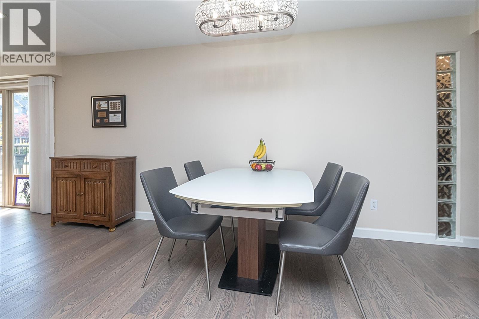 110 1680 Poplar Avenue, Saanich