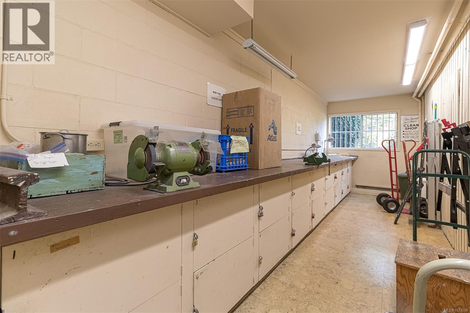 110 1680 Poplar Avenue, Saanich