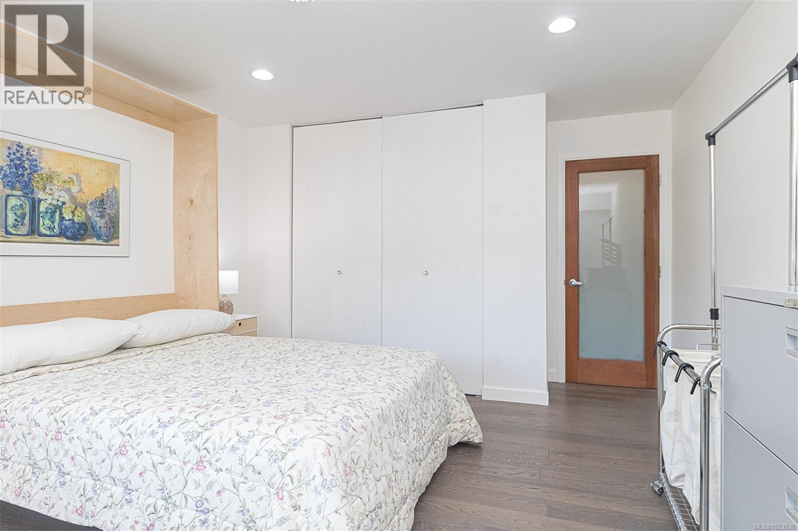 110 1680 Poplar Avenue, Saanich