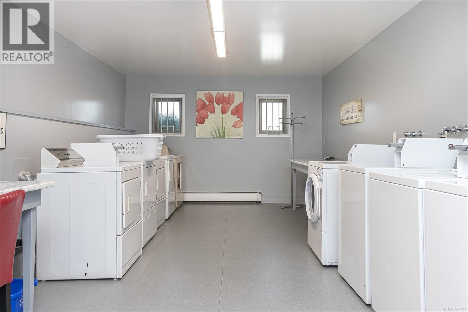 110 1680 Poplar Avenue, Saanich