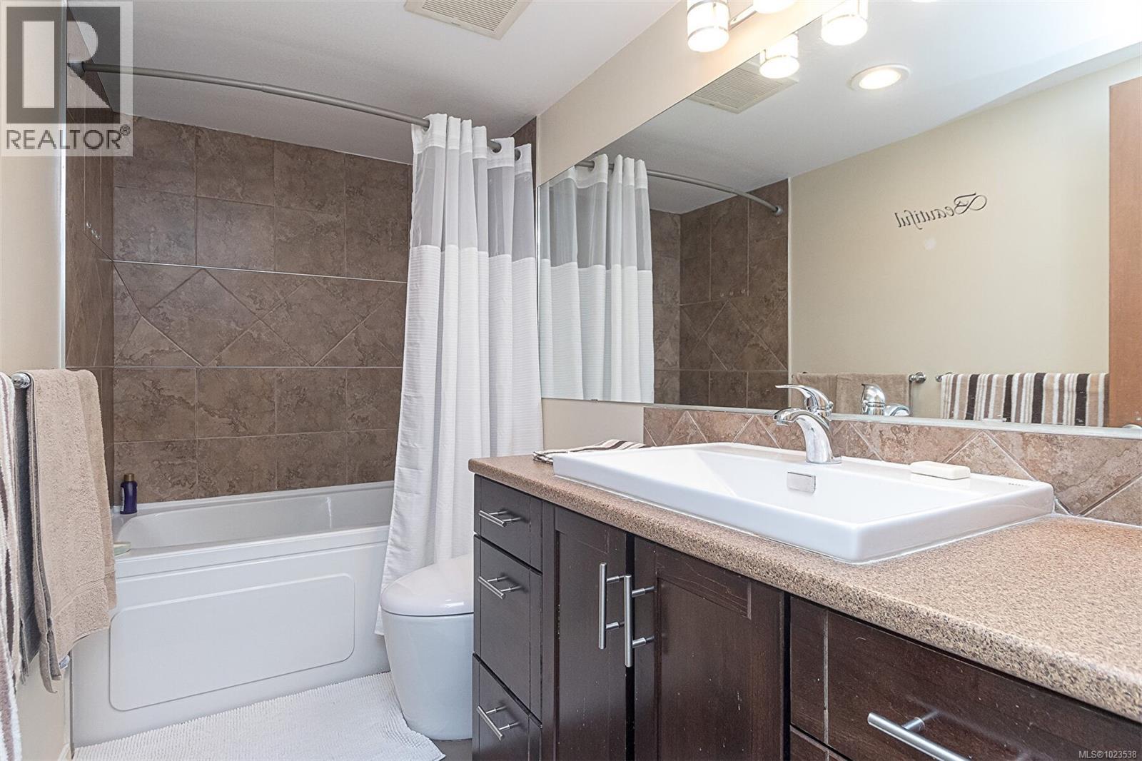 110 1680 Poplar Avenue, Saanich