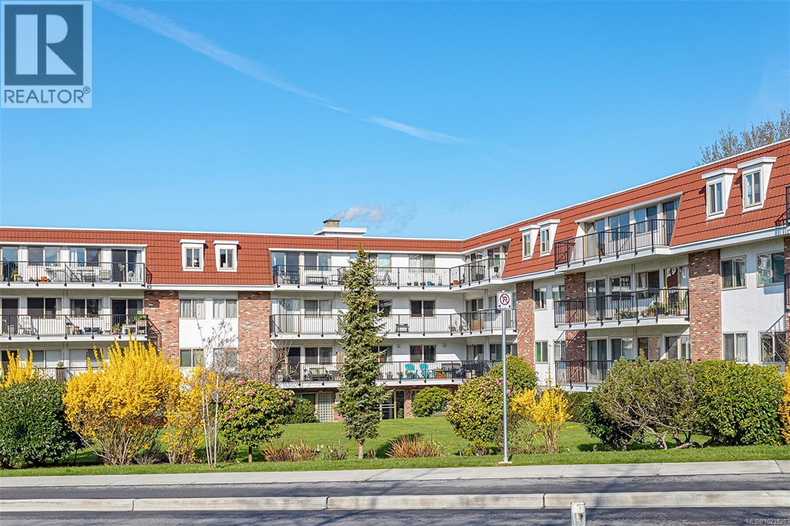 110 1680 Poplar Avenue, Saanich