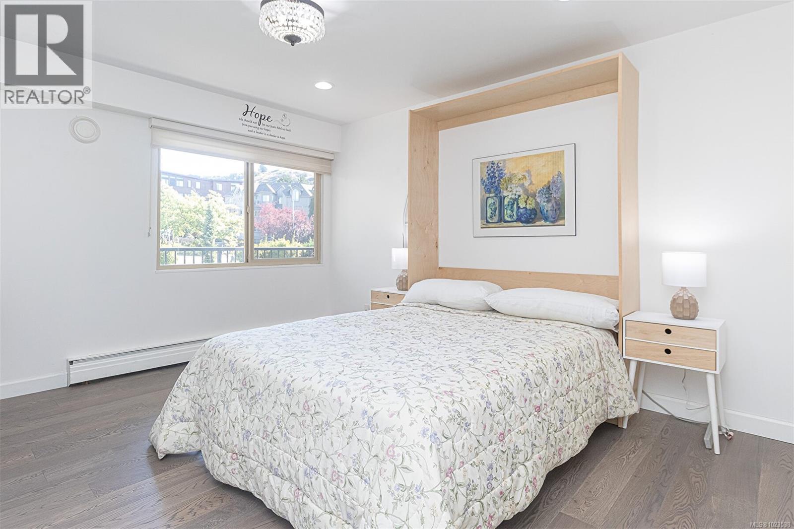 110 1680 Poplar Avenue, Saanich