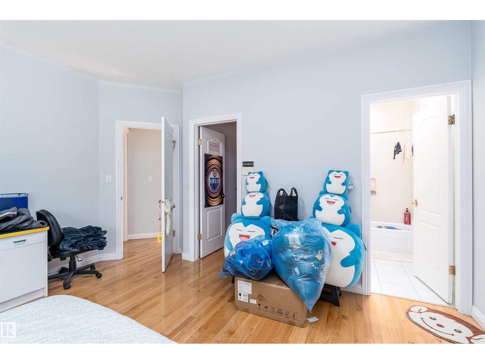 10812 5 AV SW, Edmonton