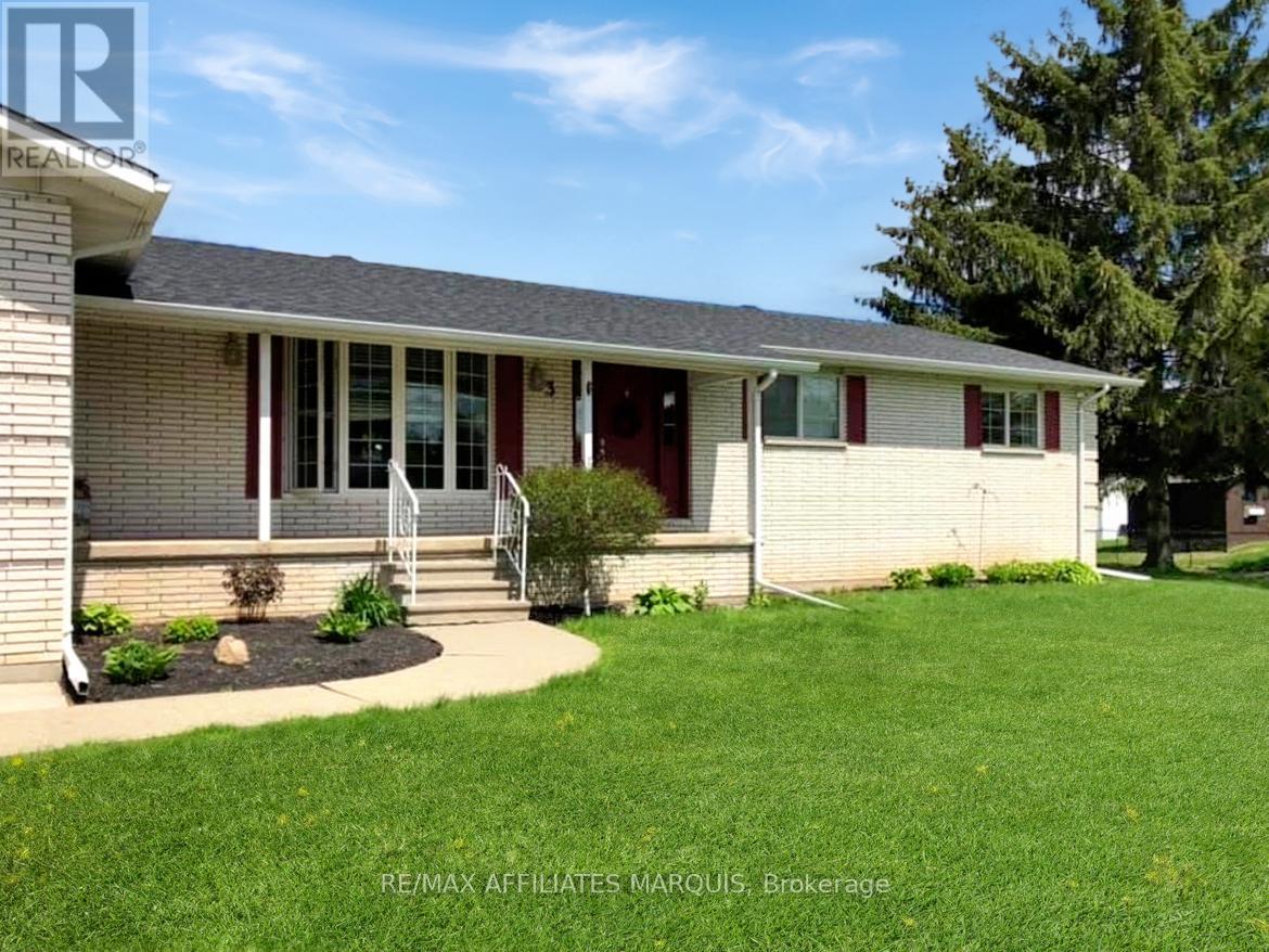 3 FOREST DRIVE - Photo 3 of 37, Rideau Lakes, Ontario