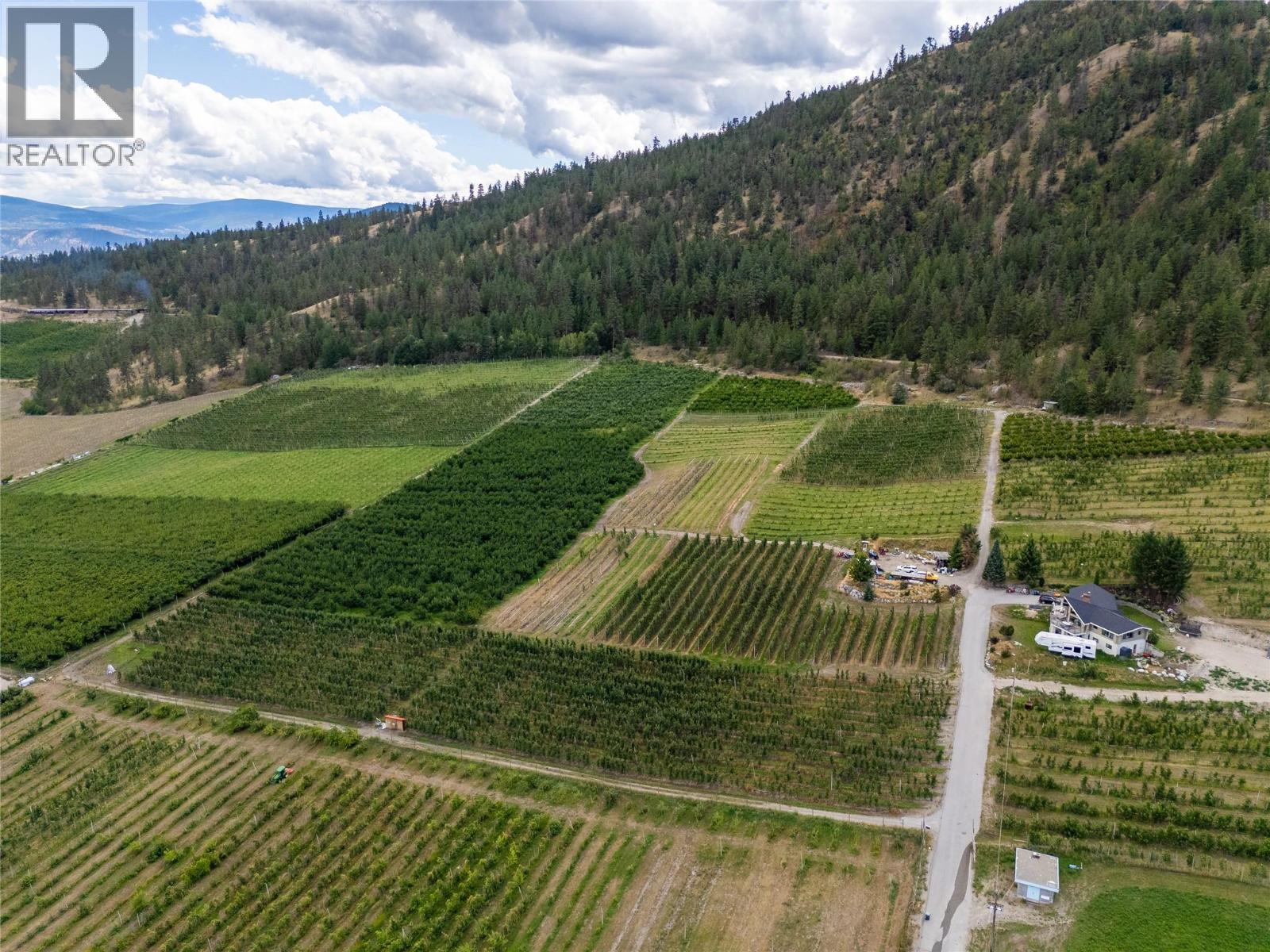 9827 Gillard Avenue, Summerland
