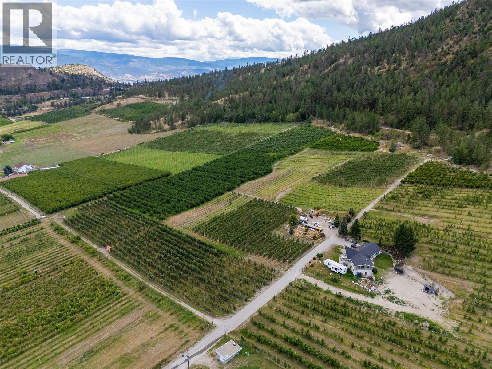 9827 Gillard Avenue, Summerland
