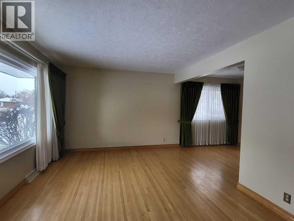 Single Family House Bungalow for Sale in  Montrose Crescent NE Winston Heights/Mountview Calgary 