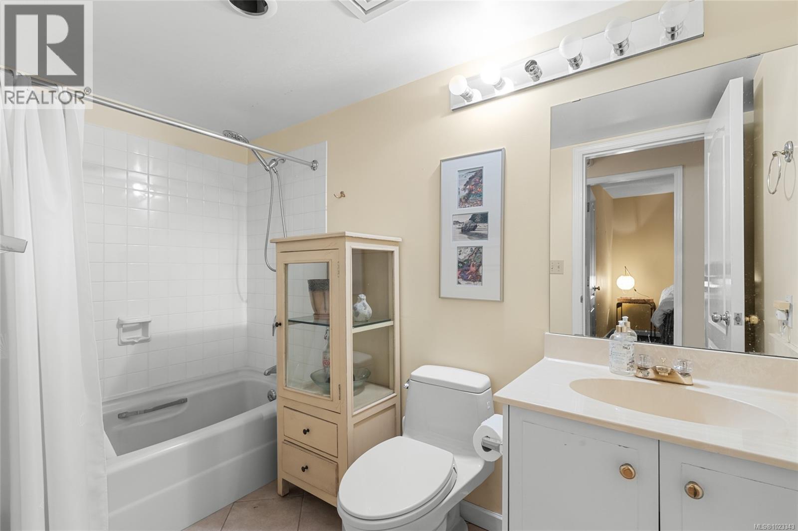 105 636 Montreal Street, Victoria