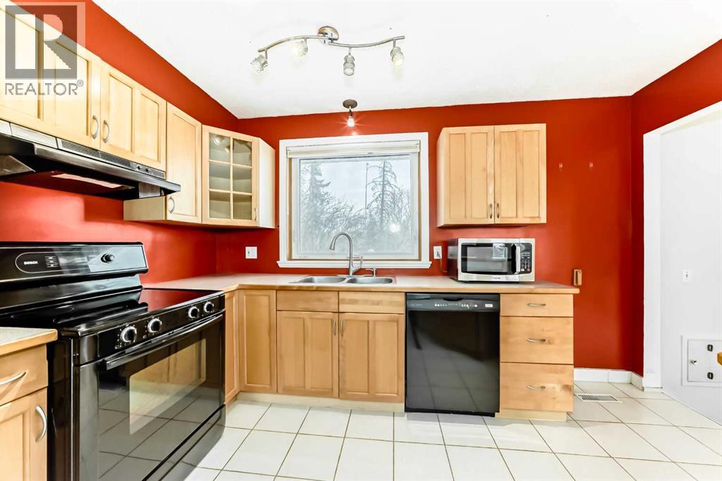 Single Family House 4 Level for Sale in  Dalmeny Hill NW Dalhousie Calgary 