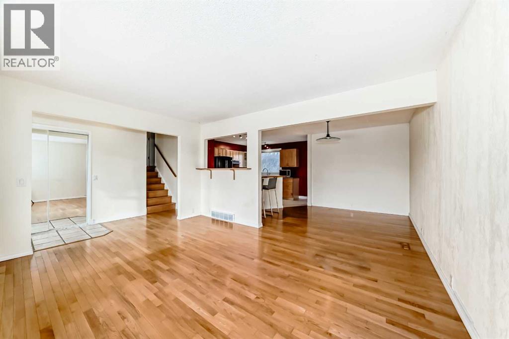 Single Family House 4 Level for Sale in  Dalmeny Hill NW Dalhousie Calgary 